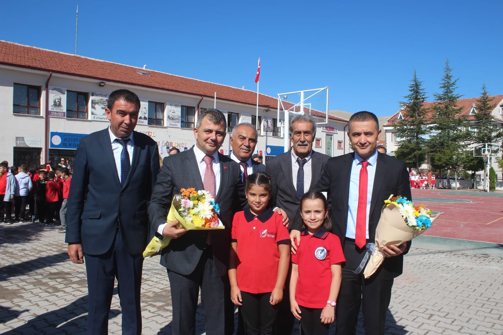 Belediye Başkanı Öğrencilere Hediye Verdi