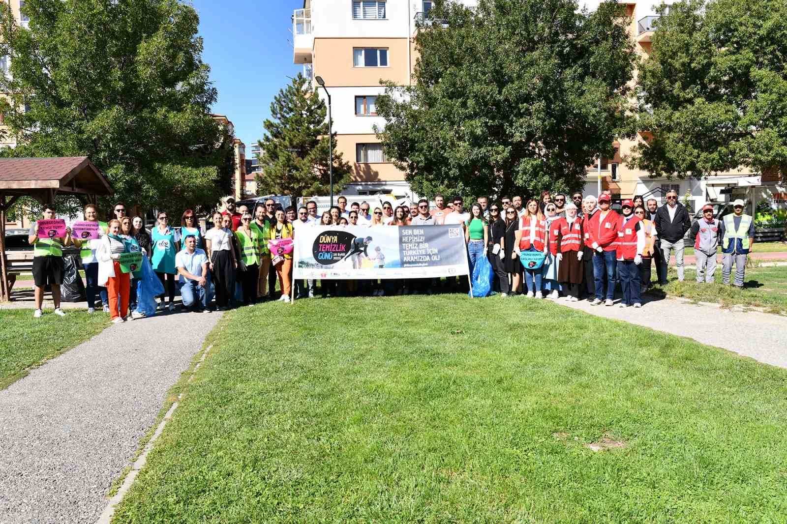 Tepebaşı Belediyesi Dünya Temizlik Günü'nde farkındalık yarattı.