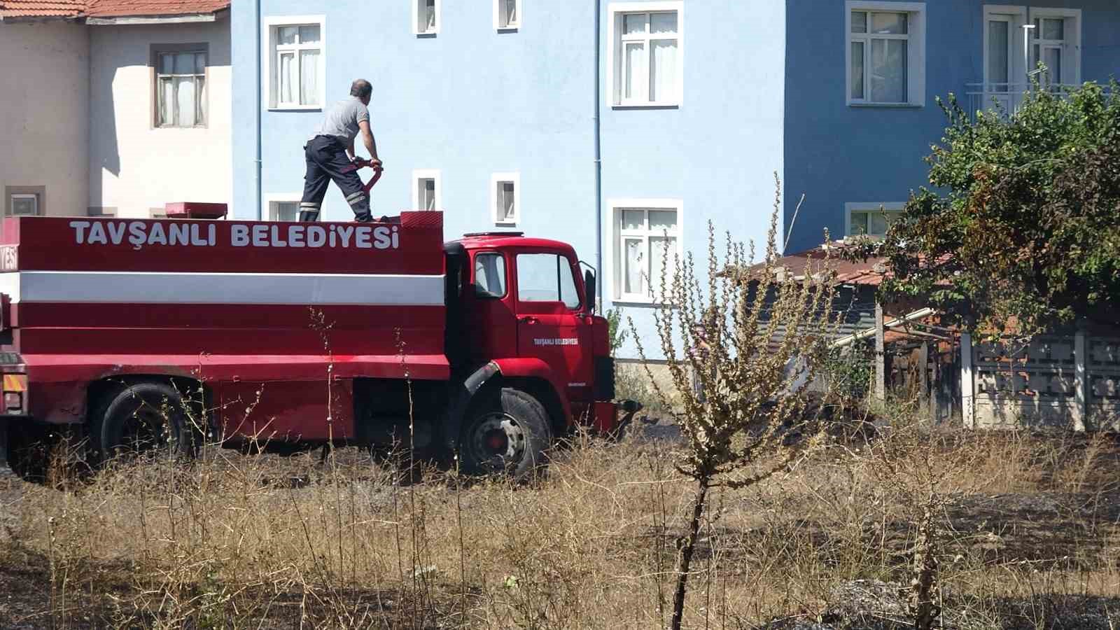 Kütahya'da hızla büyüyen ot yangını seferberlikle söndürüldü.