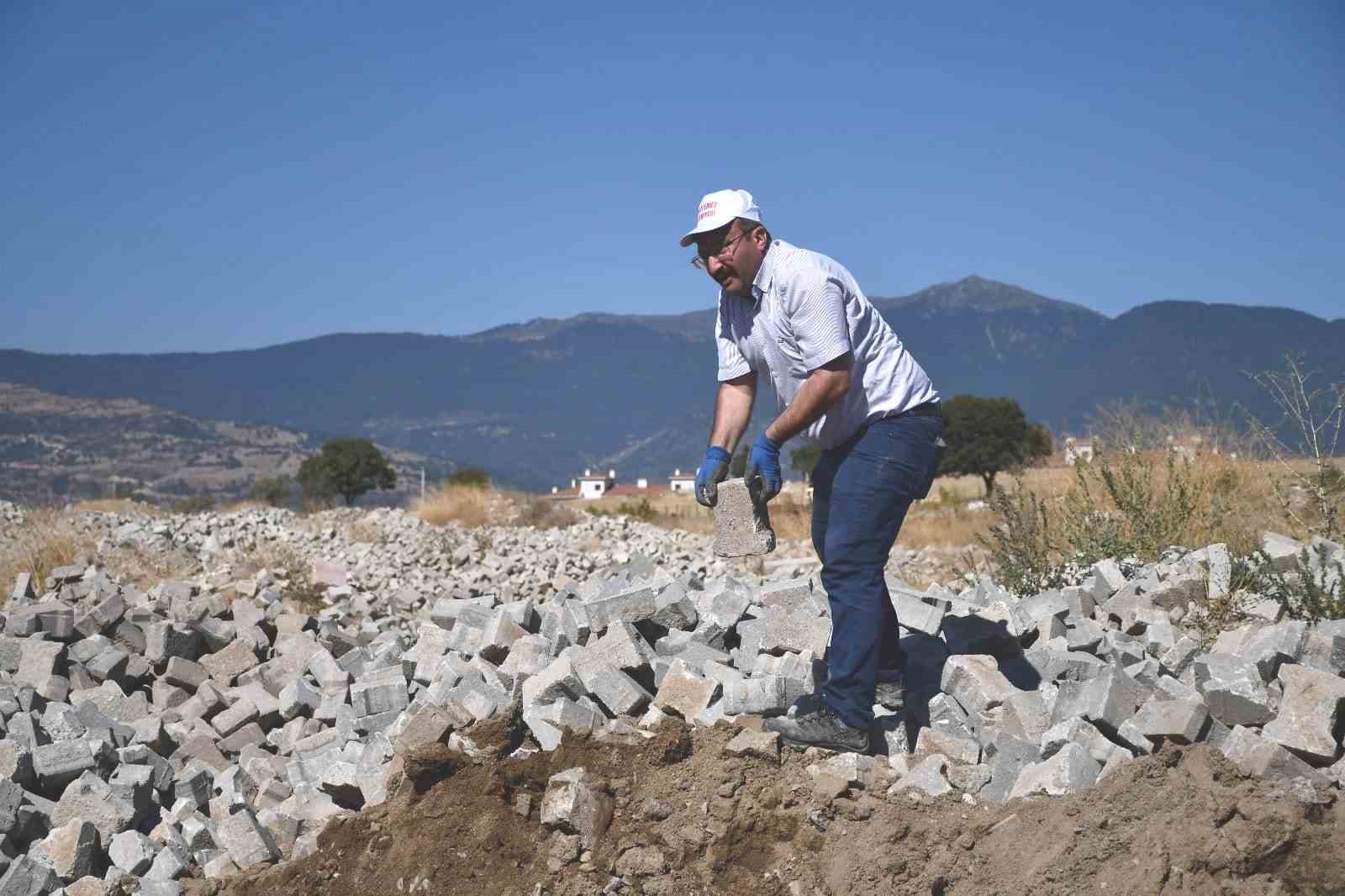 Emet Belediye Başkanı, parke taşı ayıklama işinde çalıştı