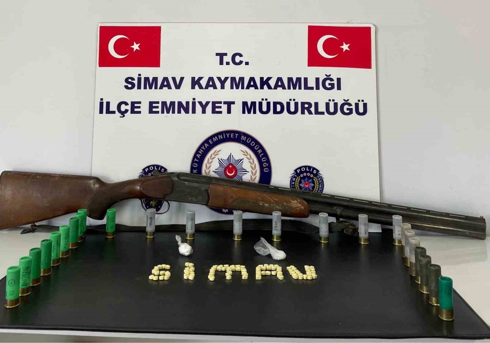 Simav'ta Ruhsatsız Av Tüfeği ve Uyuşturucu Ele Geçirildi.