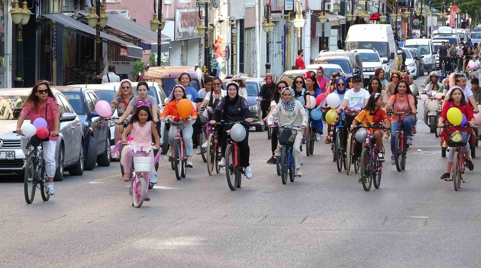 Kütahya'da Renkli Kadınlar Bisiklet Turu