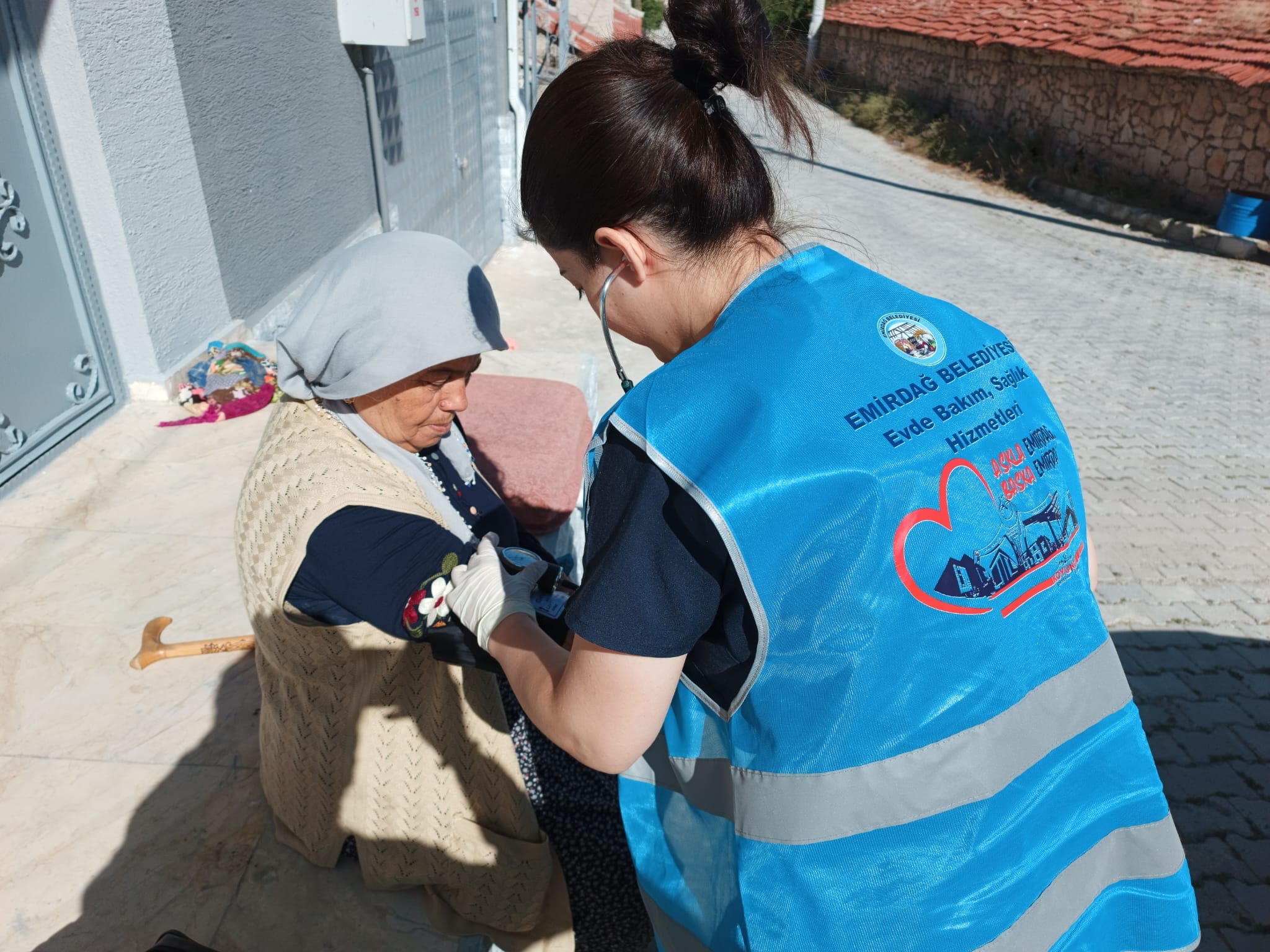 Emirdağ Belediyesi, Evde Bakım Hizmeti ile Yardıma Muhtaç Vatandaşlara Destek Oluyor.