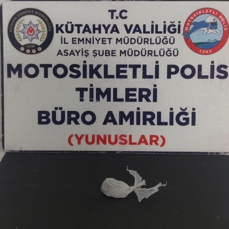 Kütahya'da Motosikletli Polisler Esrar Yakaladı