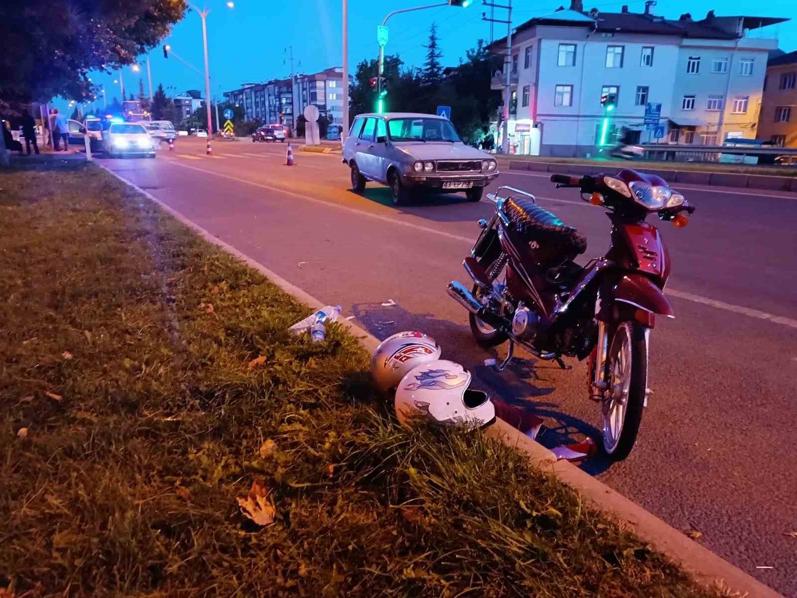 Tavşanlı'da otomobil ile motosiklet çarpıştı, 2 yaralı