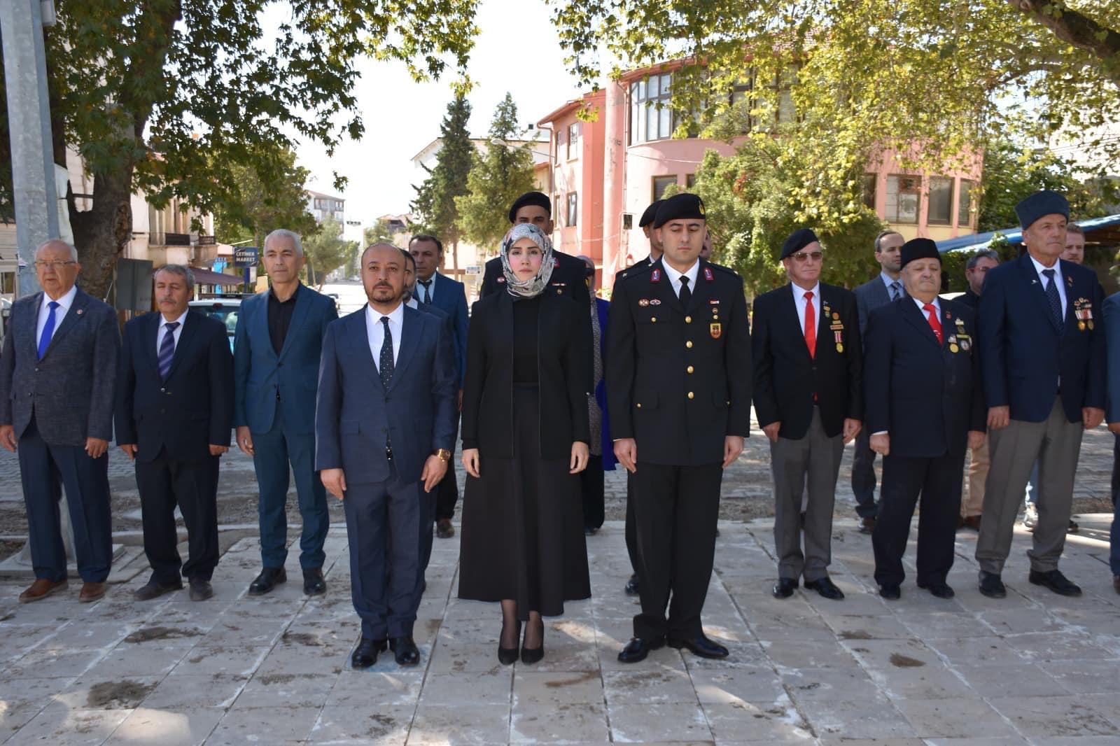 Başkan ve Kaymakam Gaziler Günü'nde çelenk sundu