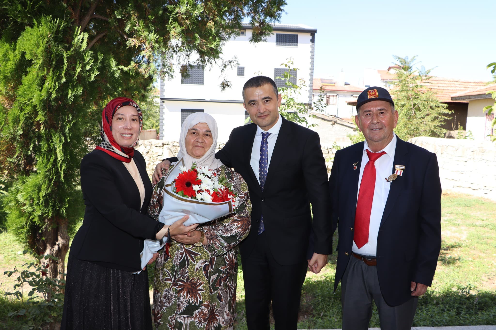 Kaymakam, Filiz Bilici ile birlikte Kıbrıs Gazimiz İzzet Kaya'yı ziyaret etti.