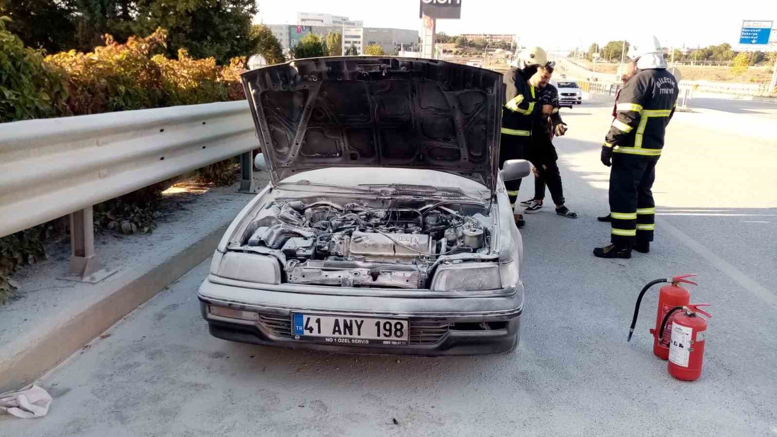 Bilecik'te Motoru Alev Alan Otomobil Söndürüldü.