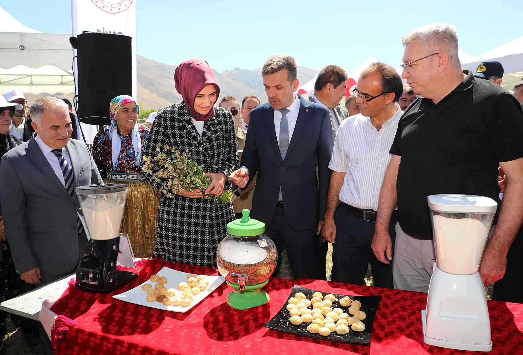 Vali Doç. Dr. Kübra Güran Yiğitbaşı, Dinar'da Kara Buğday Tarla Günü'ne katıldı.