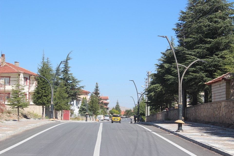 Emirdağ Belediyesi Fatih Caddesi'nde aydınlatma çalışmalarına devam ediyor