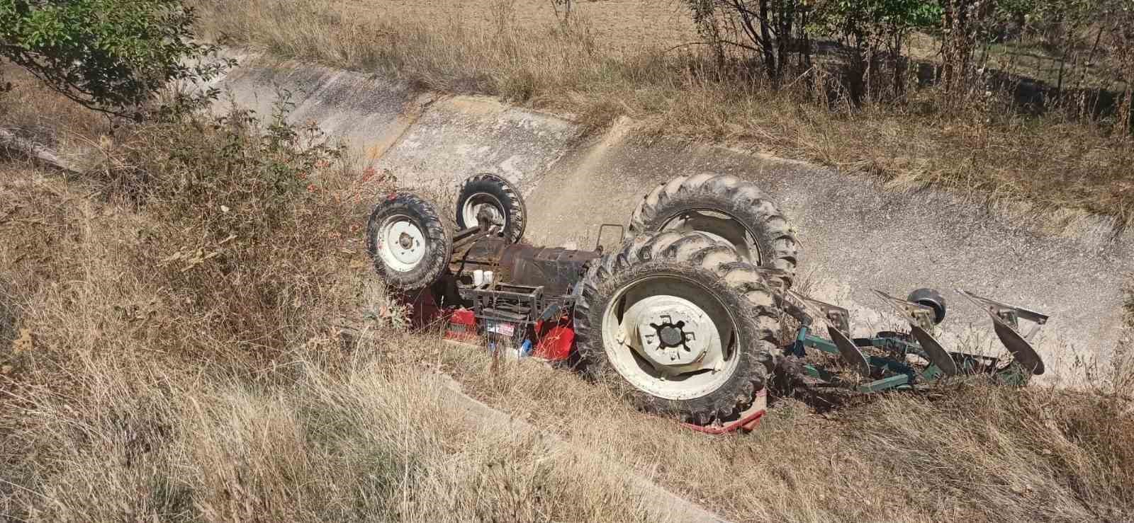 Isparta'da traktör dere yatağına yuvarlandı, sürücü hayatını kaybetti.