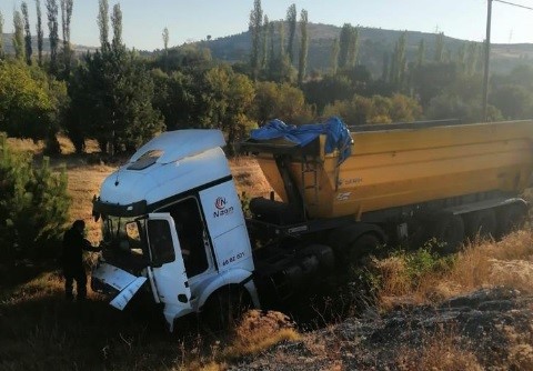 Kamyon tarlaya uçtu, sürücü yaralı.