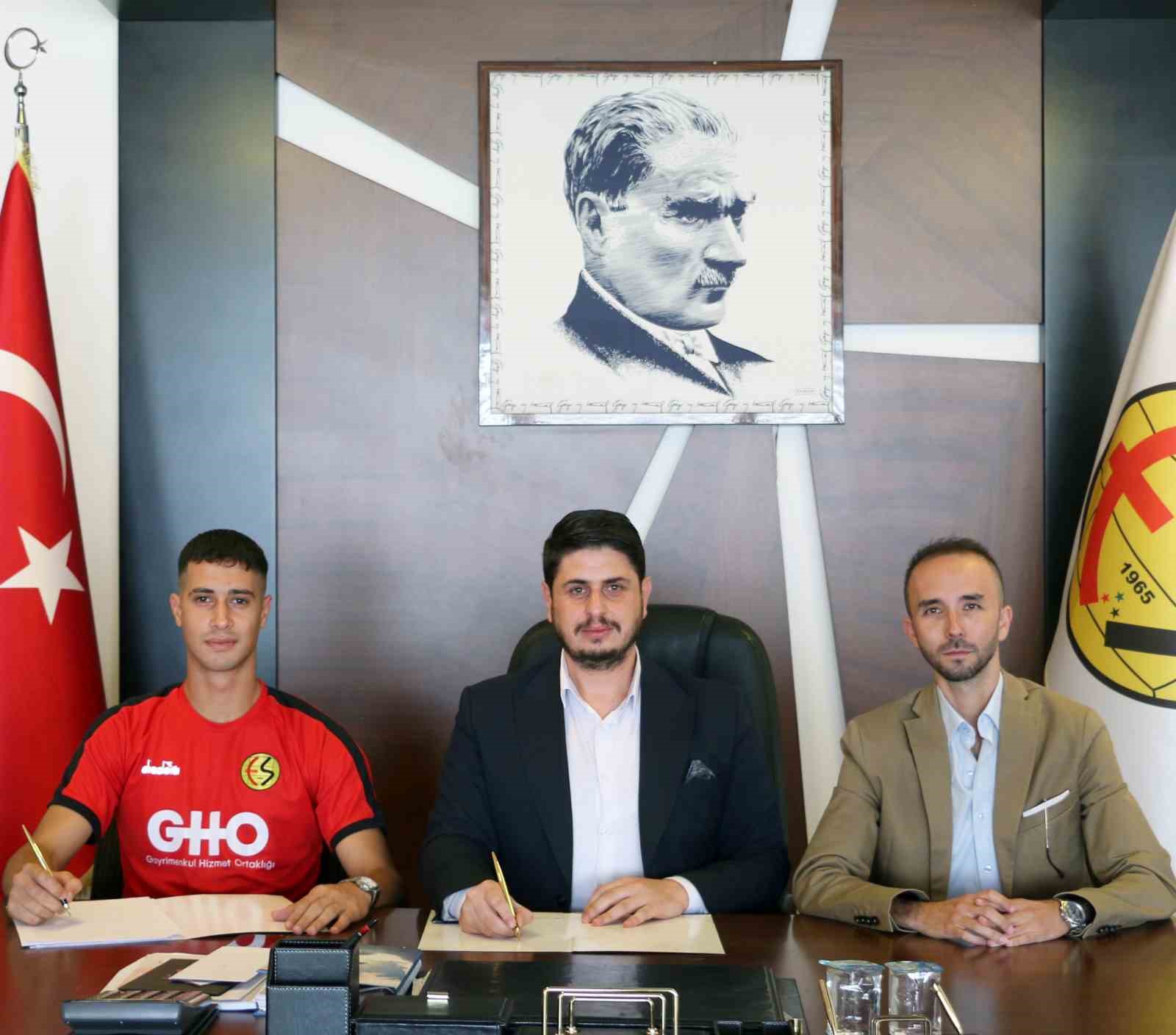 Eskişehirspor, Galatasaray altyapısından Koraycan Akbaş'ı transfer etti.