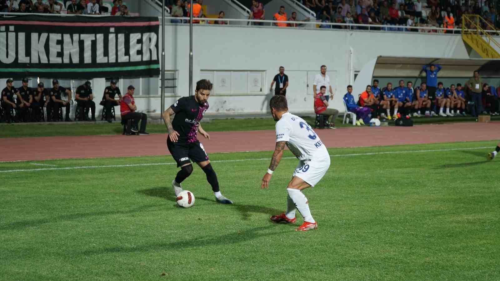 Isparta 32 Spor, Düzcespor'u 3-1 yendi.