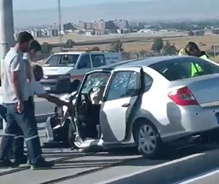 Eskişehir'de tramvay yoluna giren araçta büyük hasar ve 1 yaralı.