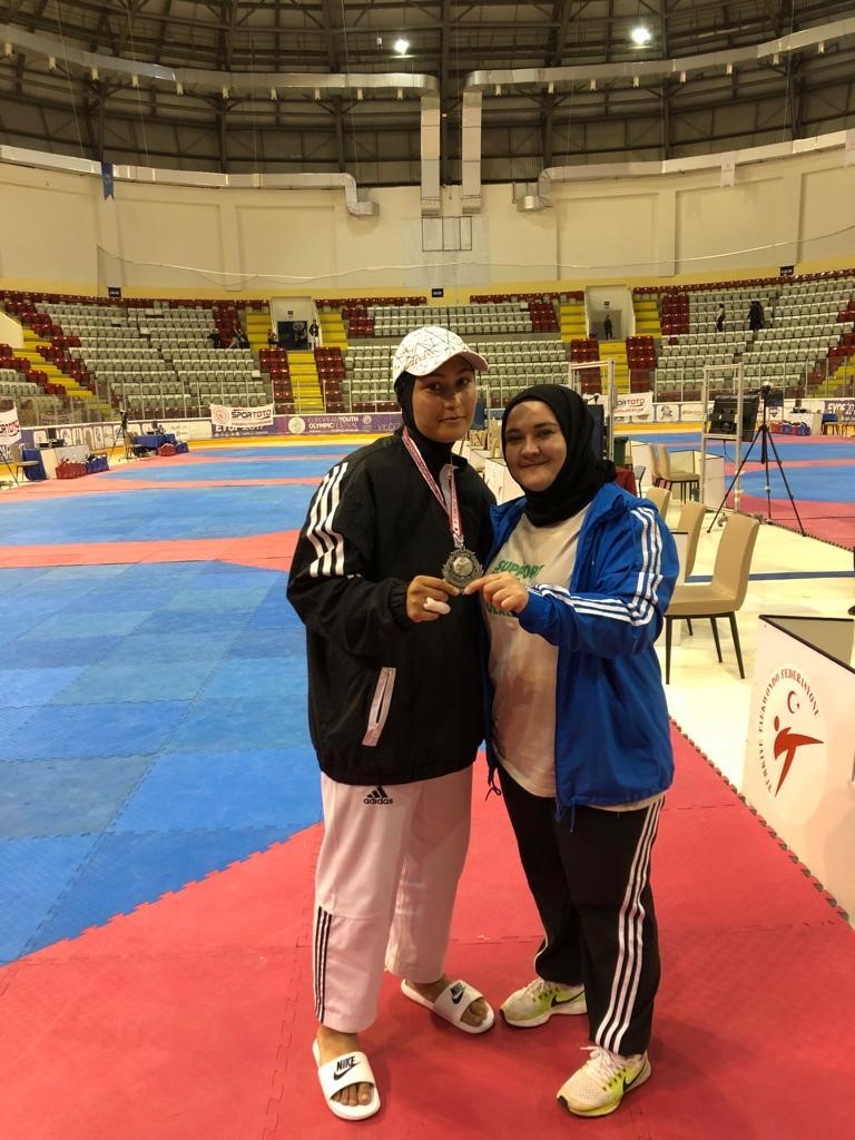 Nisa Nur Bırni Ümitler Türkiye Taekwondo Şampiyonası'nda Türkiye ikincisi oldu