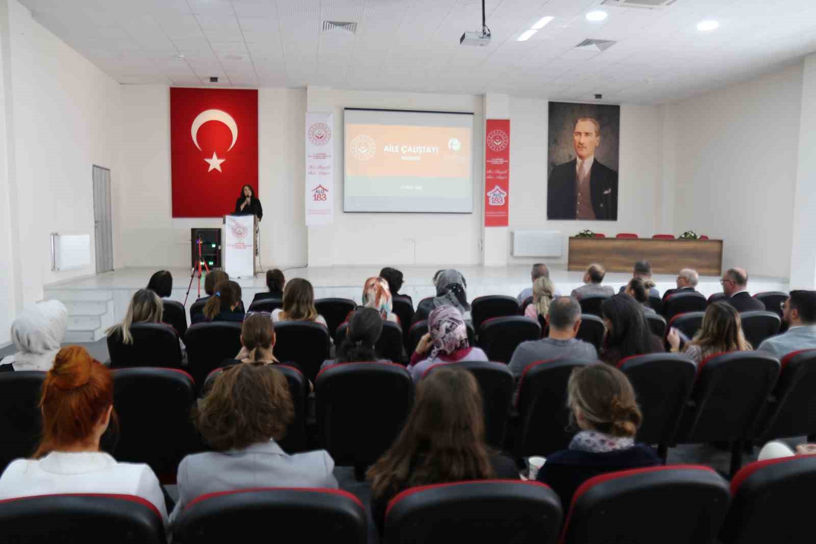 Eskişehir'de Aile Çalıştayı'nda ailelerin güçlendirilmesi konuşuldu.