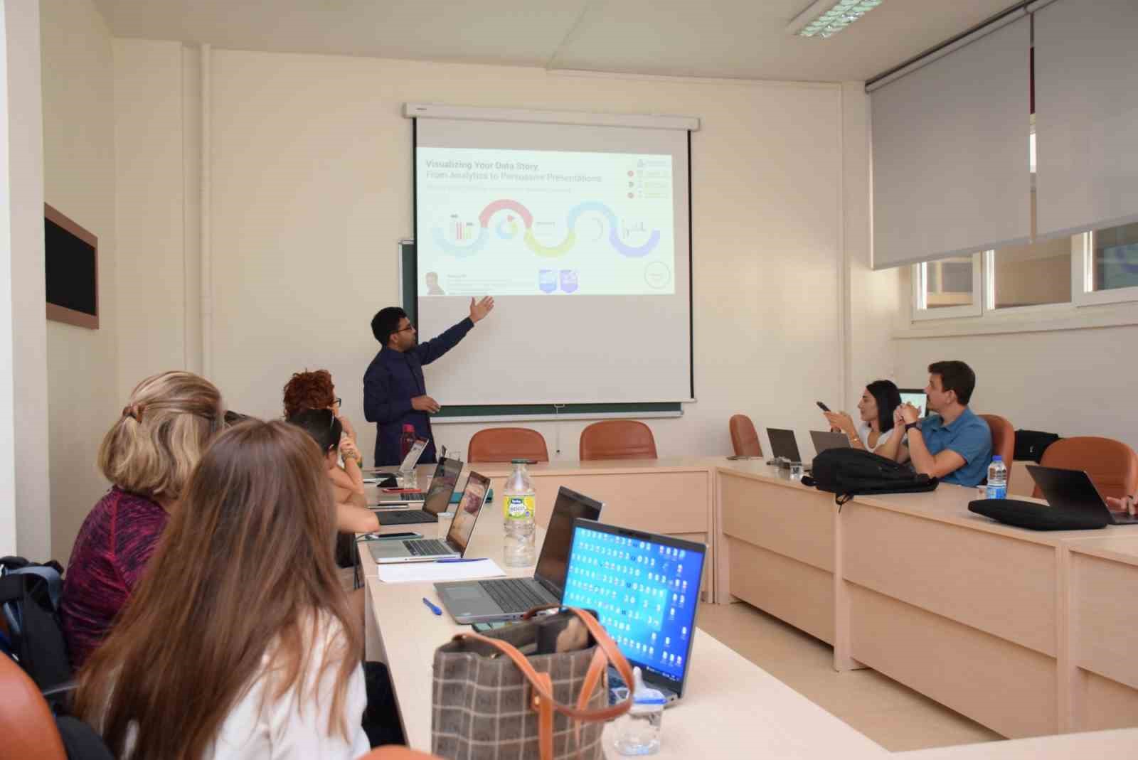 Anadolu Üniversitesi, Pakistanlı Akademisyenin Sunduğu Eğitimle Öğretim Elemanlarını Destekliyor.