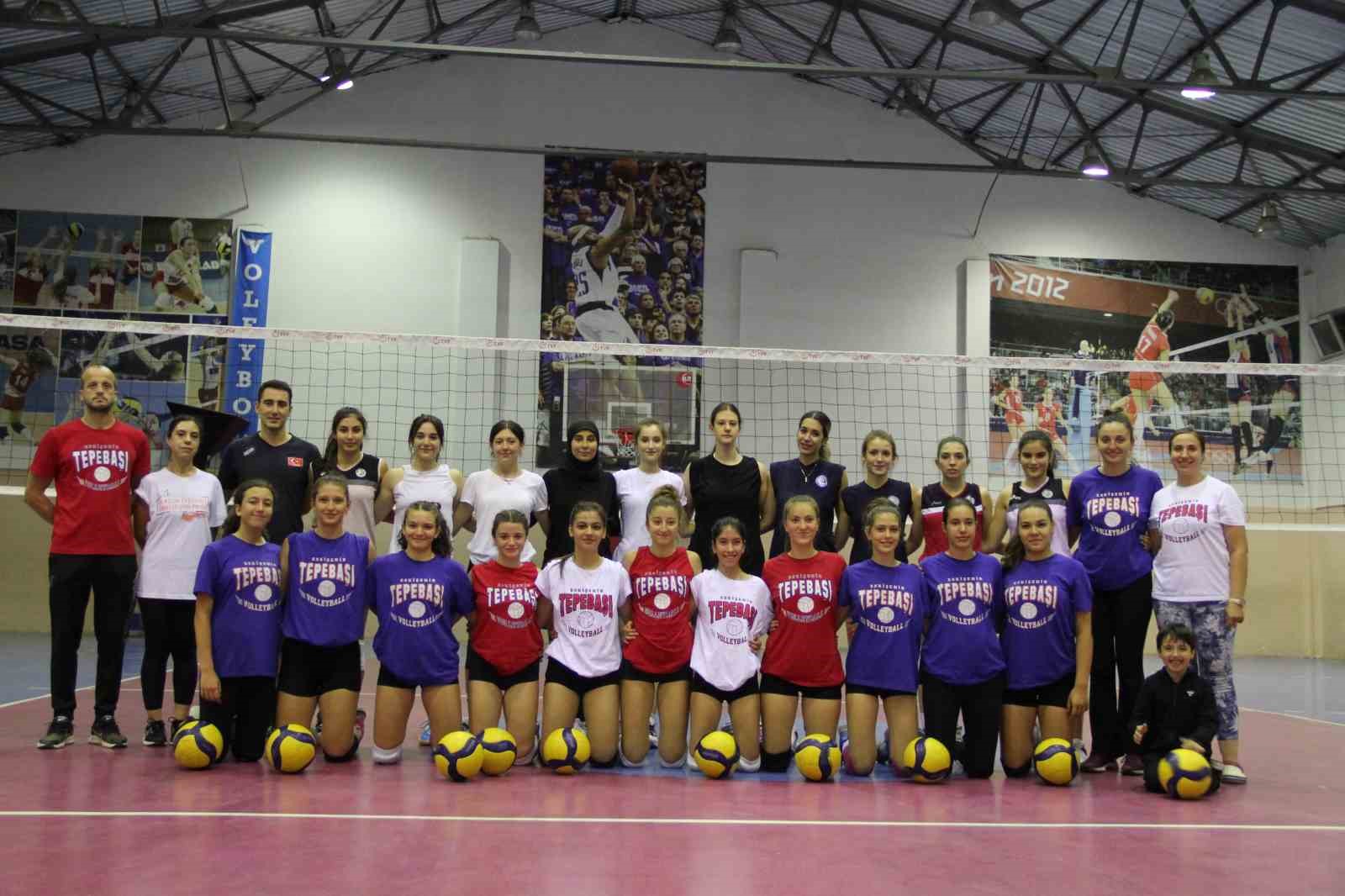 A Milli Kadın Voleybol Takımı Eskişehirli gençlere örnek oluyor