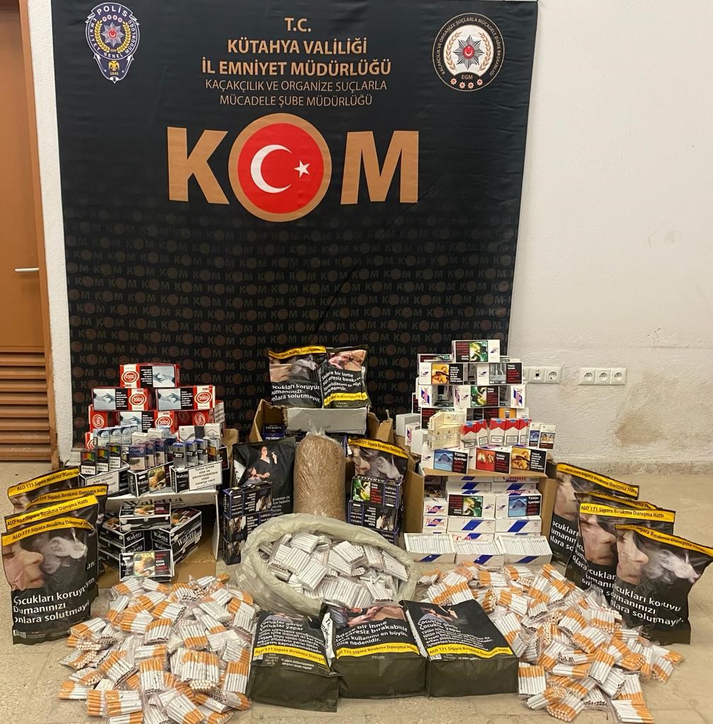 Kütahya'da polis operasyonunda 41 bin 700 adet dolu makaron ve kaçak tütün ele geçirildi.