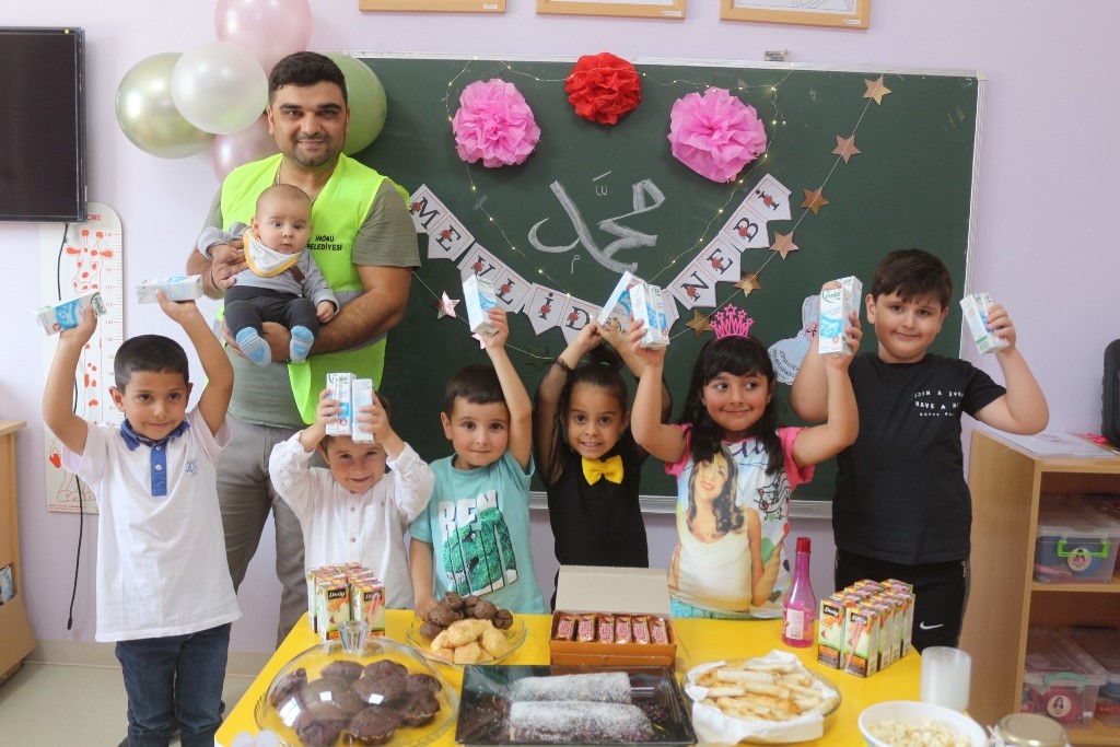 İnönü Belediyesi, Mevlid Kandili'nde öğrencilere süt ikram etti. (6 kelime)