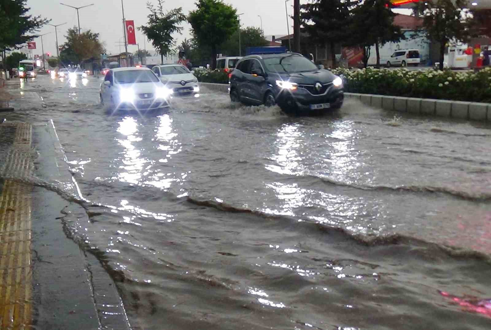 Bozüyük'te Aniden Bastıran Sağanak Yağışta Su Taşkınları Oluştu.