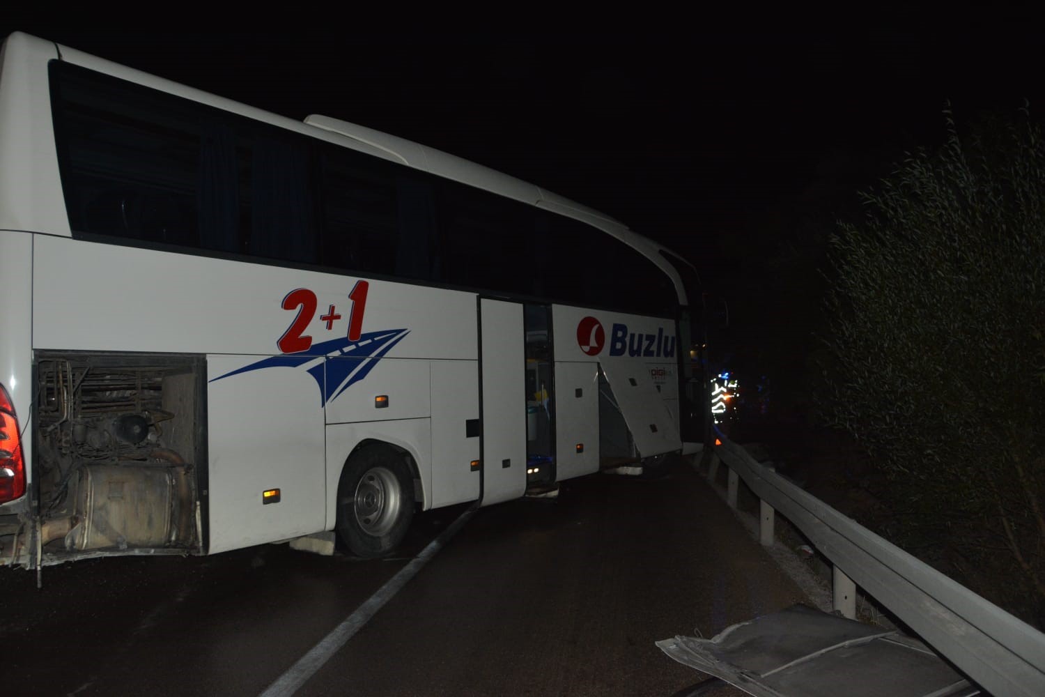 Afyonkarahisar'da Otobüse Arkadan Çarpan Tırda Faciadan Dönüldü