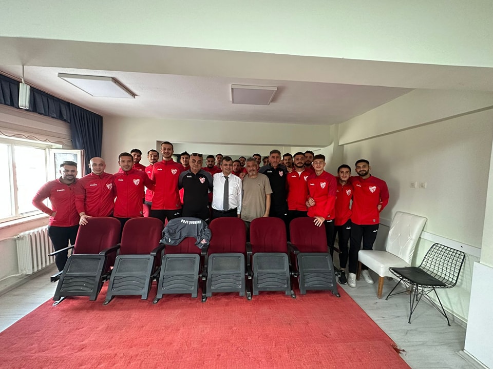 Emirdağspor, Belediye Başkanı Serkan Koyuncu'yu ziyaret etti.