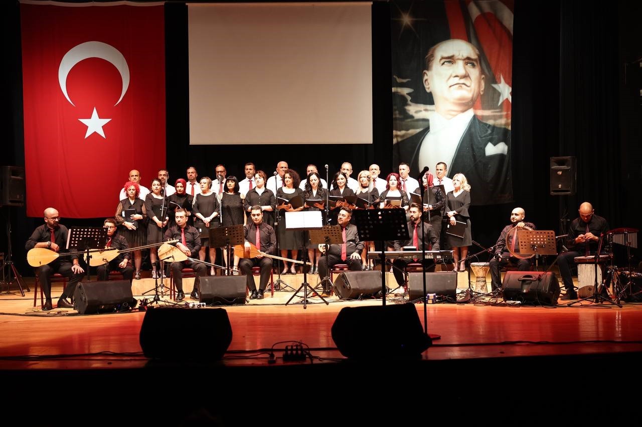 Kütahya Belediyesi Kültür ve Sanat Akademisi Halk Müziği Korosu, Göz Alıcı İlk Konserini Verdi.