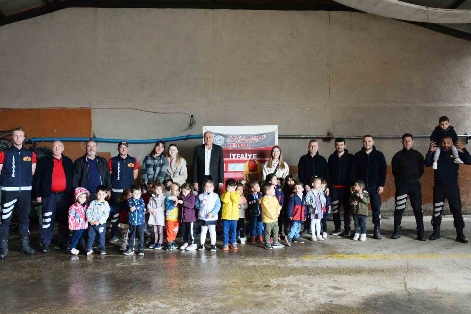 Bozüyük Belediyesi İtfaiye Haftası'nda minik öğrencileri ağırladı.