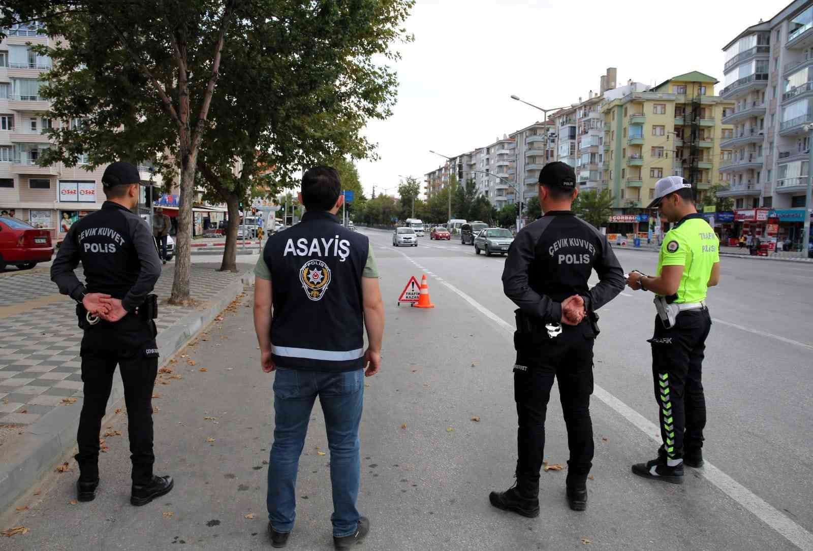 Afyonkarahisar'da 'şok' uygulamasında 24 araca ceza verildi.