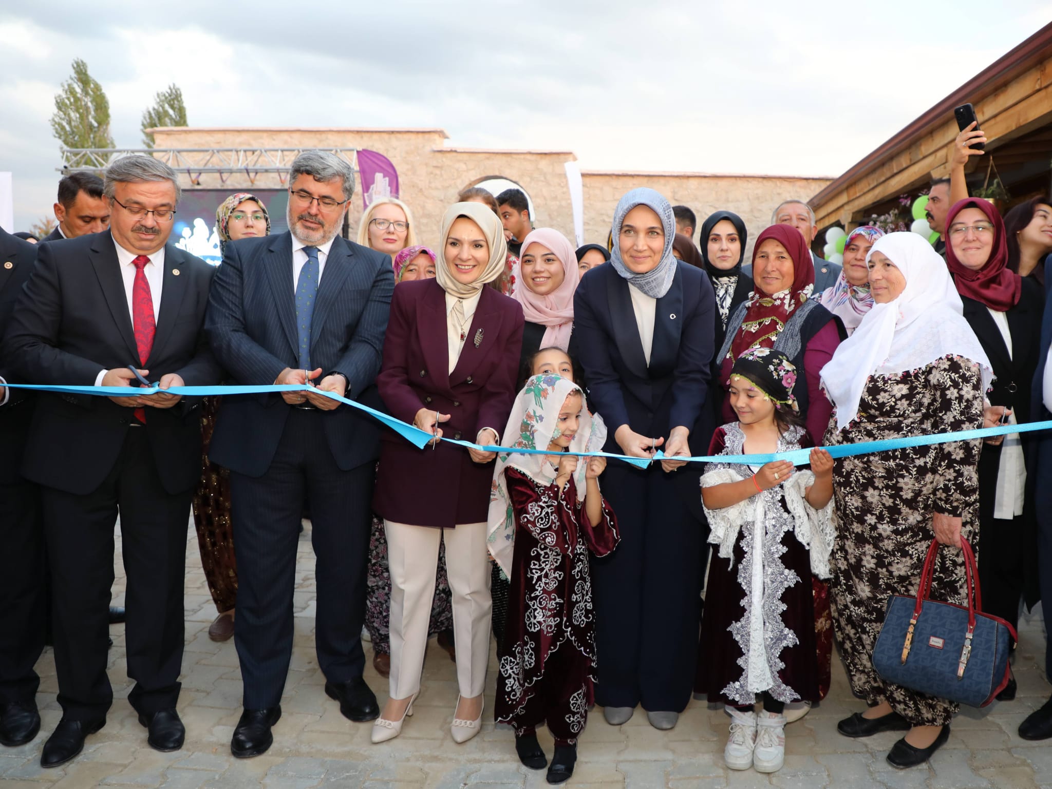 Vali Doç. Dr. Kübra Güran Yiğitbaşı'nın projesi olan Frigya Kadın Ürünleri Pazarı açıldı.