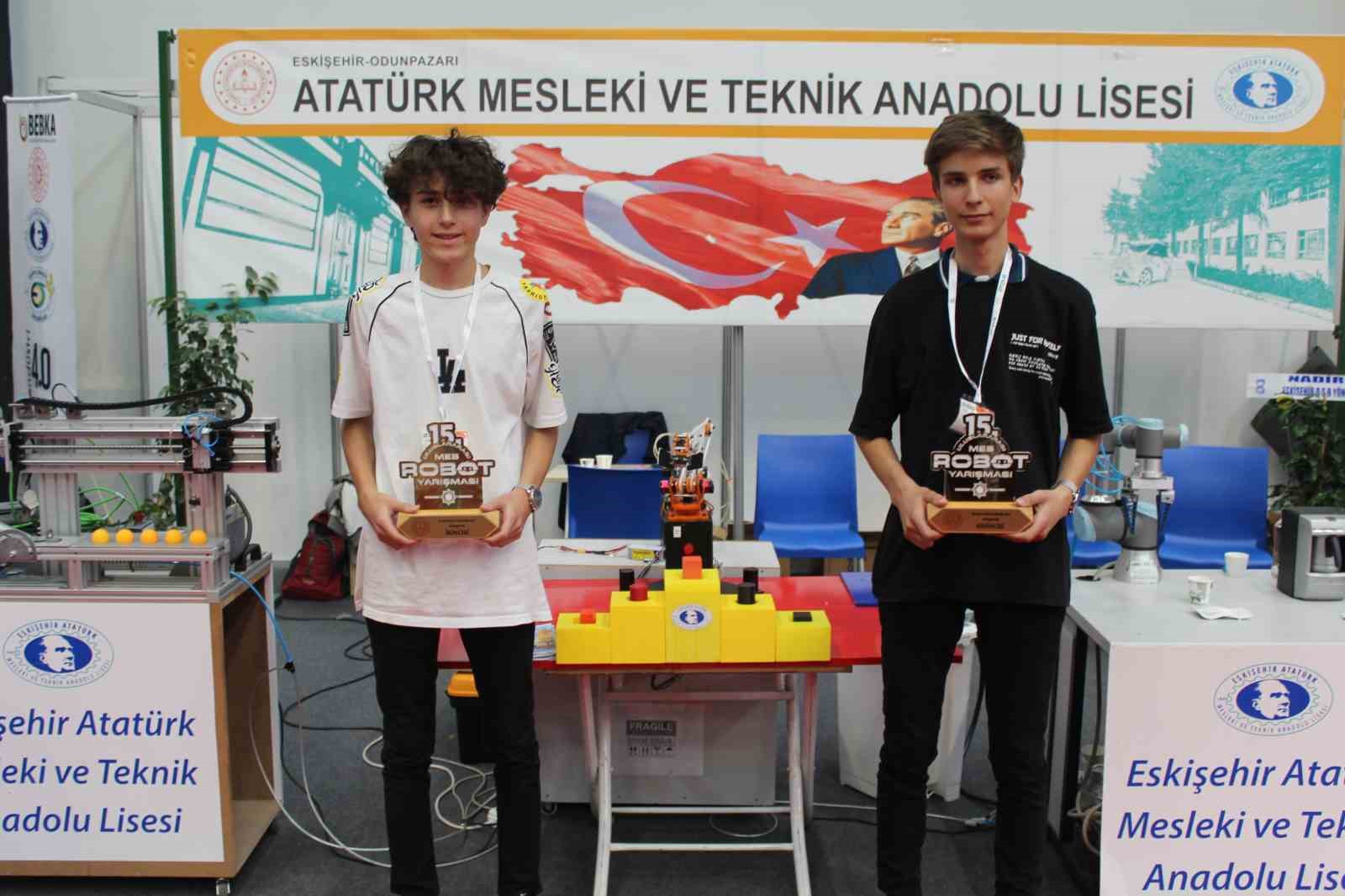 Eskişehir Atatürk Mesleki ve Teknik Anadolu Lisesi öğrencileri dünya birincisi ve ikincisi oldu.