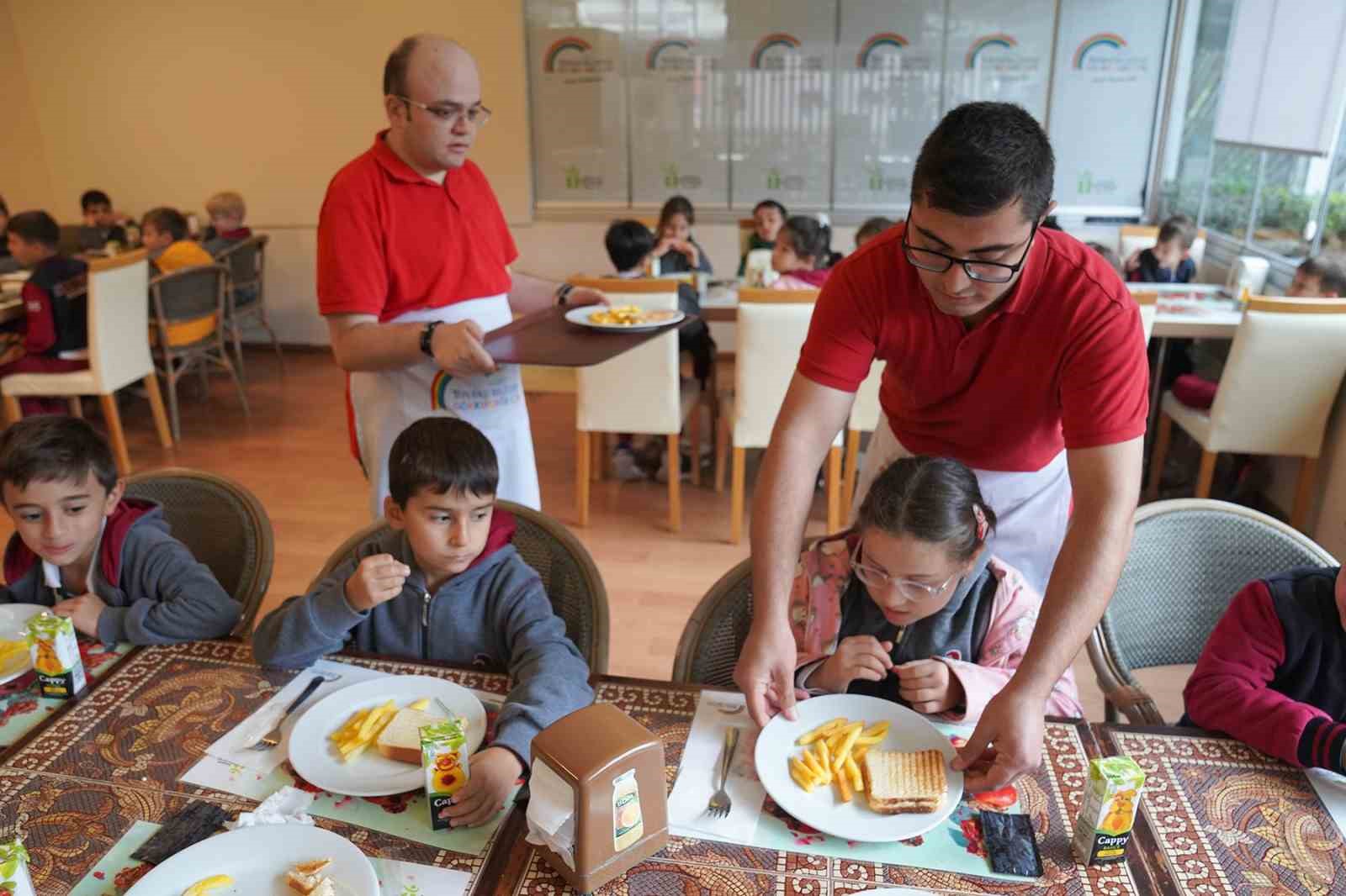 Tepebaşı Belediyesi'nin Gökkuşağı Kafe projesi büyük ilgi görüyor.