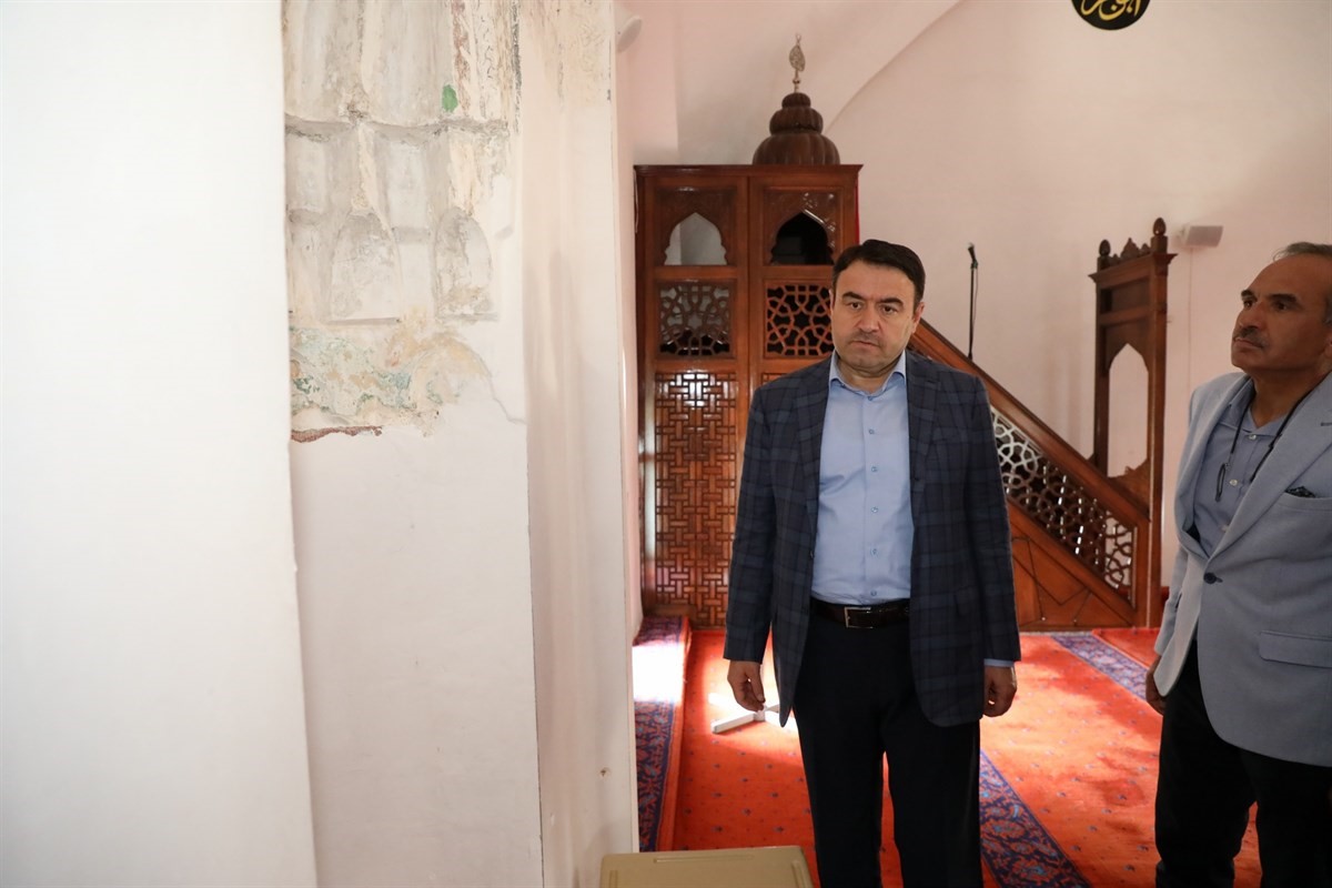 Kütahya Valisi, Yoncalı'daki tarihi cami ve hamamın restorasyon çalışmasını hızlandıracağını belirtti.