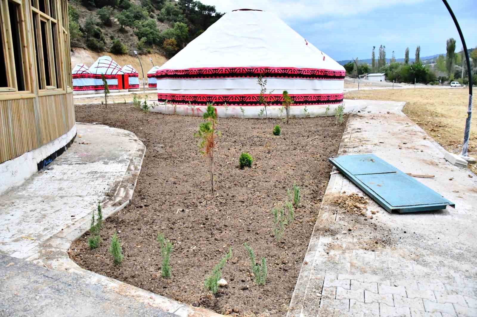 Kütahya'nın Emet ilçesinde bin ağaç dikiliyor.