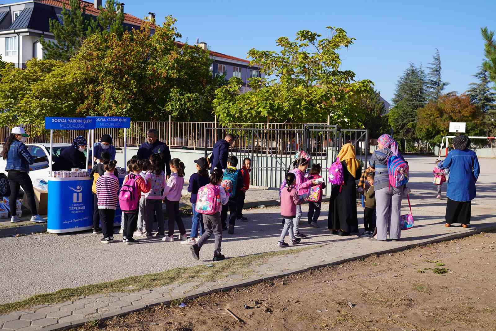 Tepebaşı Belediyesi ilköğretim öğrencilerine beslenme desteği veriyor