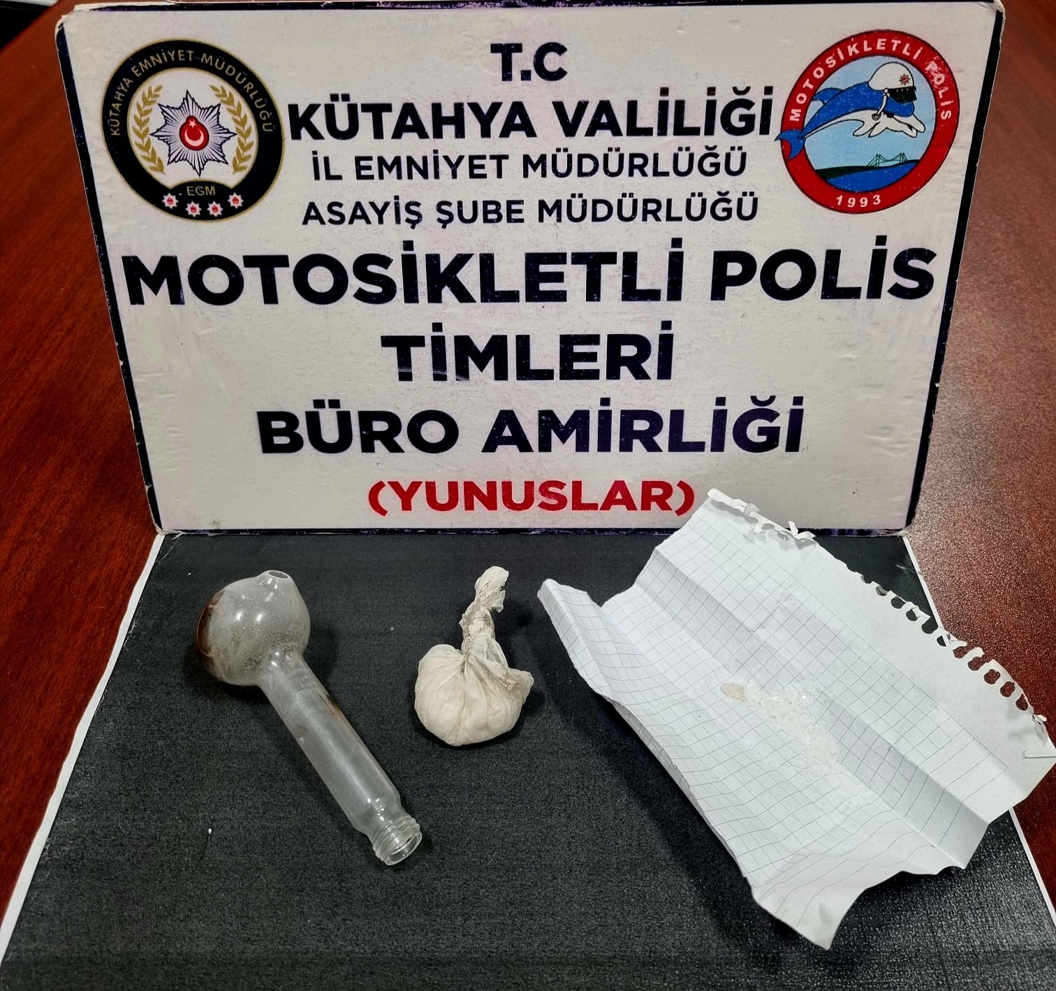 Kütahya'da ehliyetsiz sürücünün uyuşturucuyla yakalanması