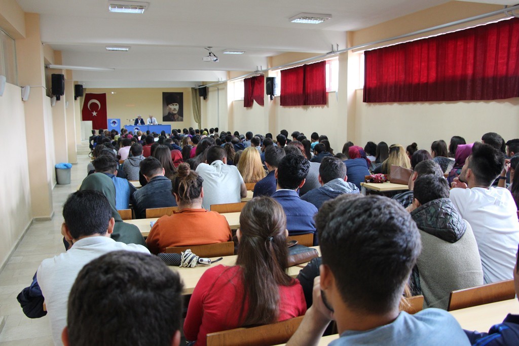 Kütahya'nın Gediz ilçesinde binlerce üniversiteli ders başı yaptı.