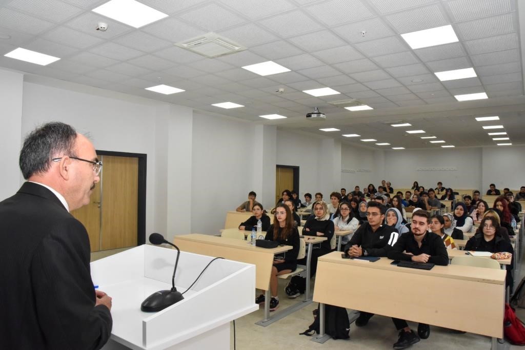 Bilecik Şeyh Edebali Üniversitesi'nde Prof. Dr. Şükrü Beydemir tıp fakültesi öğrencilerine ders verdi.