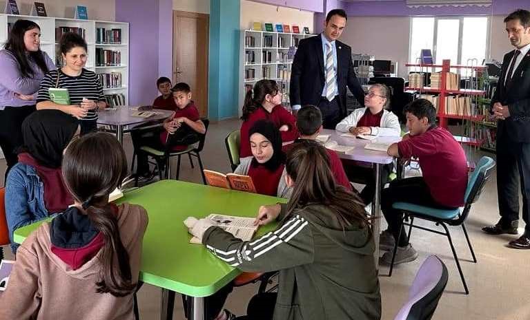 Aslanapa Kaymakamı, ilçe kütüphanesini öğrencilerle birlikte ziyaret etti.