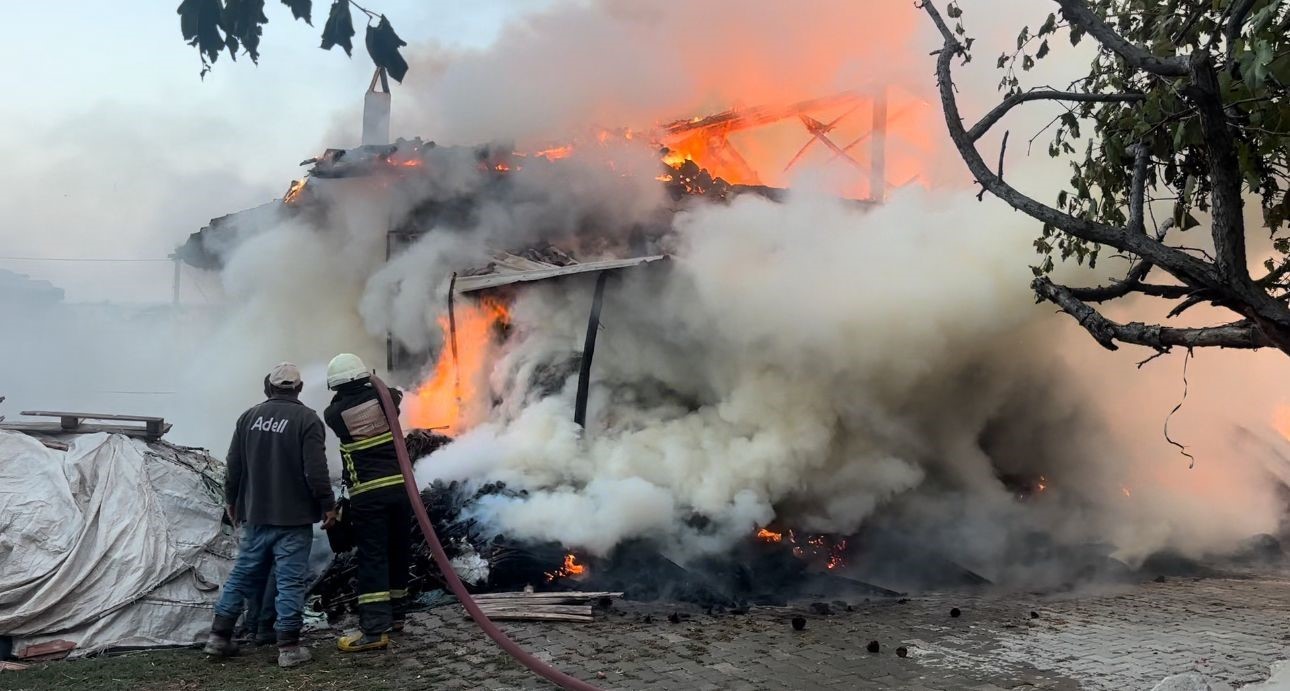 Gediz'de Ahşap Bina Kül Oldu