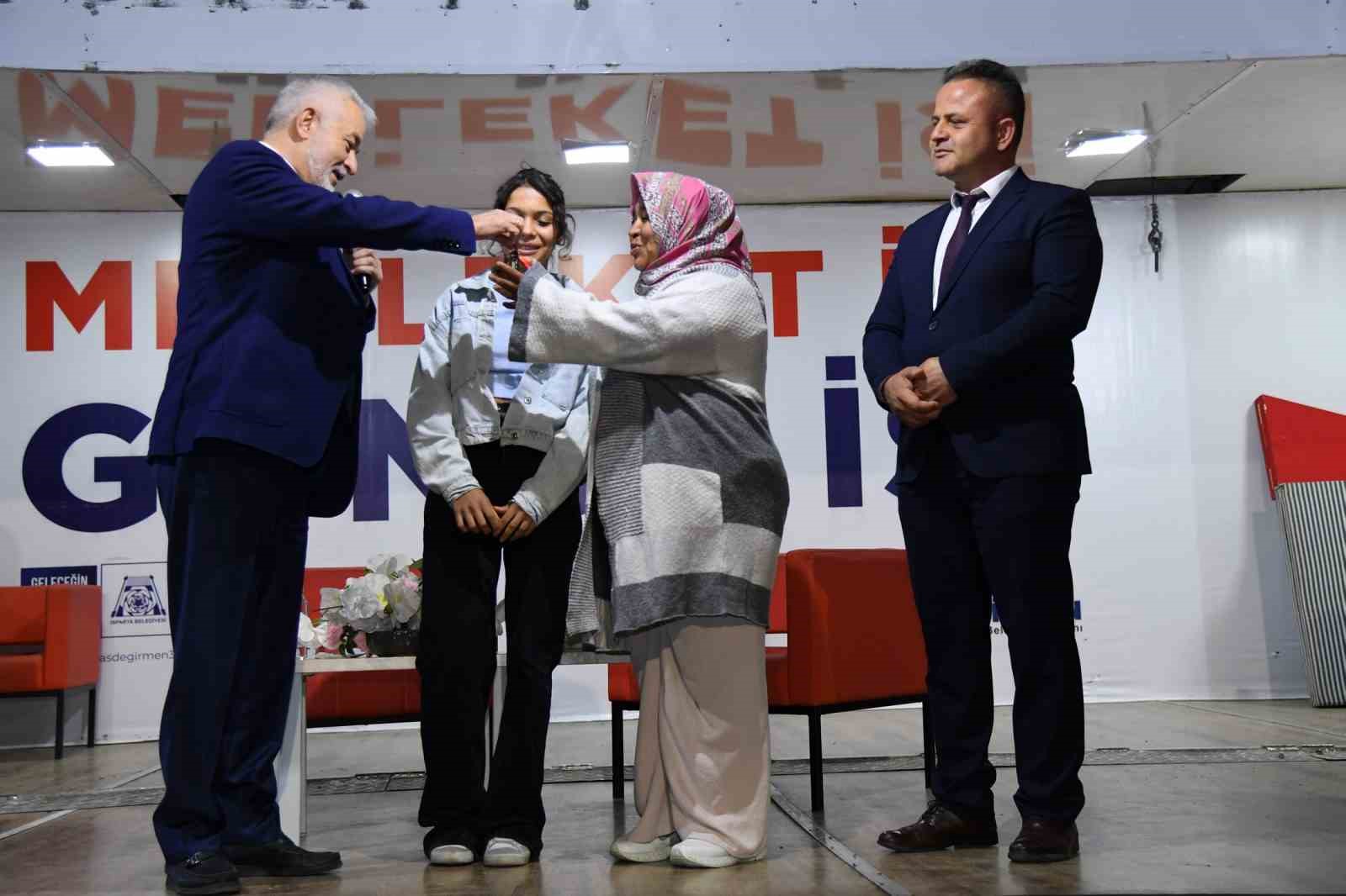 Isparta Belediyesi, yangında evi yanan Mercan ailesine yeni ev verdi.