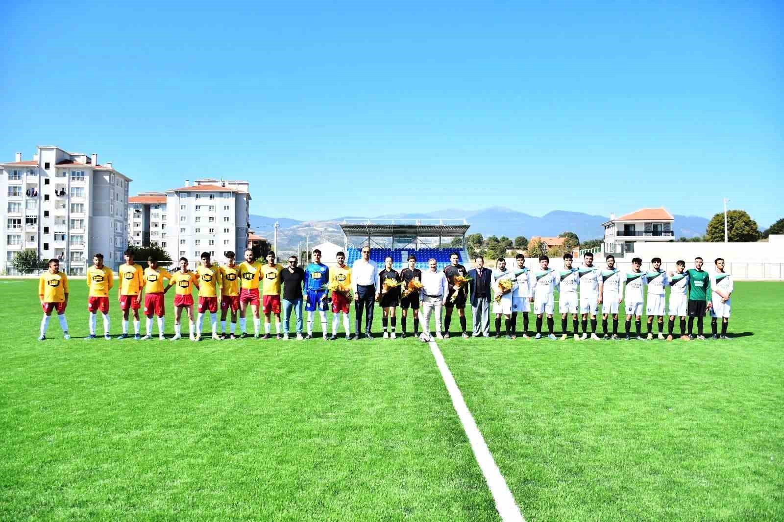 Kütahya Emet'teki Yeni Stadın İlk Maçında Emet Gençlerbirliği 4-2 Galip Geldi.