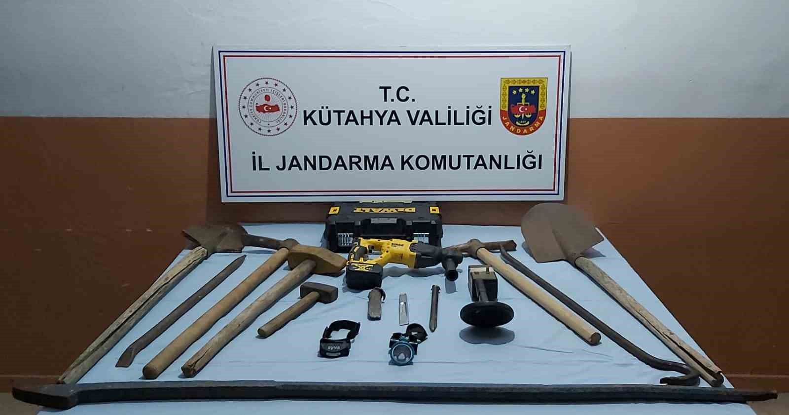 Kütahya'nın Aslanapa ilçesinde izinsiz kazı yapan 4 kişi jandarma tarafından yakalandı