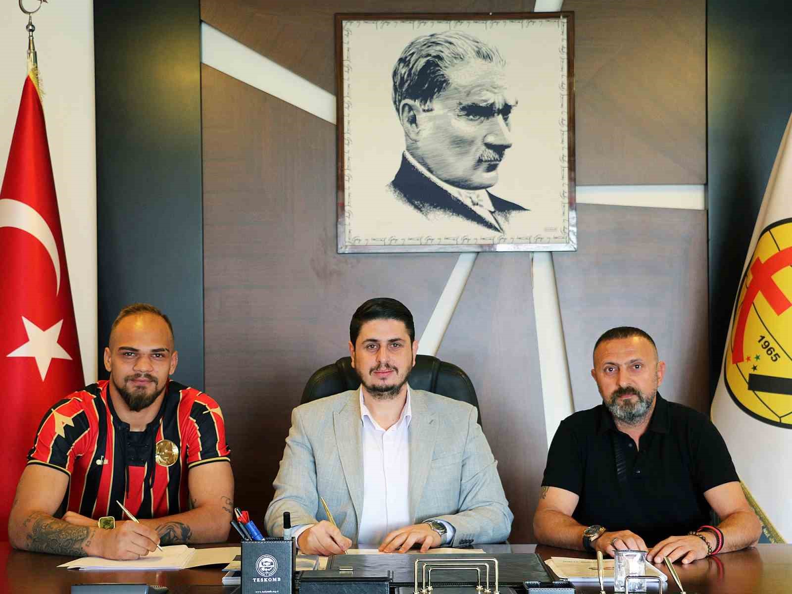 Eskişehirspor, Tarsus İdman Yurdu'ndan İlksen Kuttekin'i transfer etti.