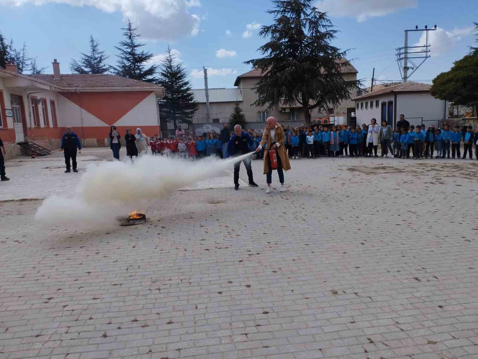 Afyonkarahisar'da İlkokul Öğrencilerine Deprem ve Yangın Tatbikatı Yapıldı.