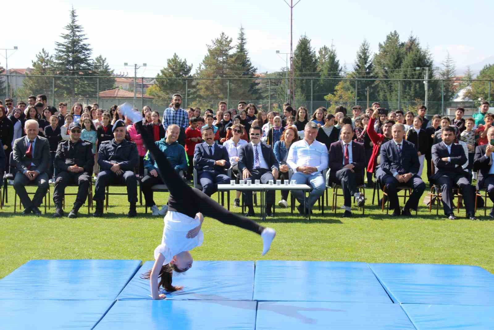 Şuhut'ta Amatör Spor Haftası'nda Kaymakam Han Gençlerle Buluştu