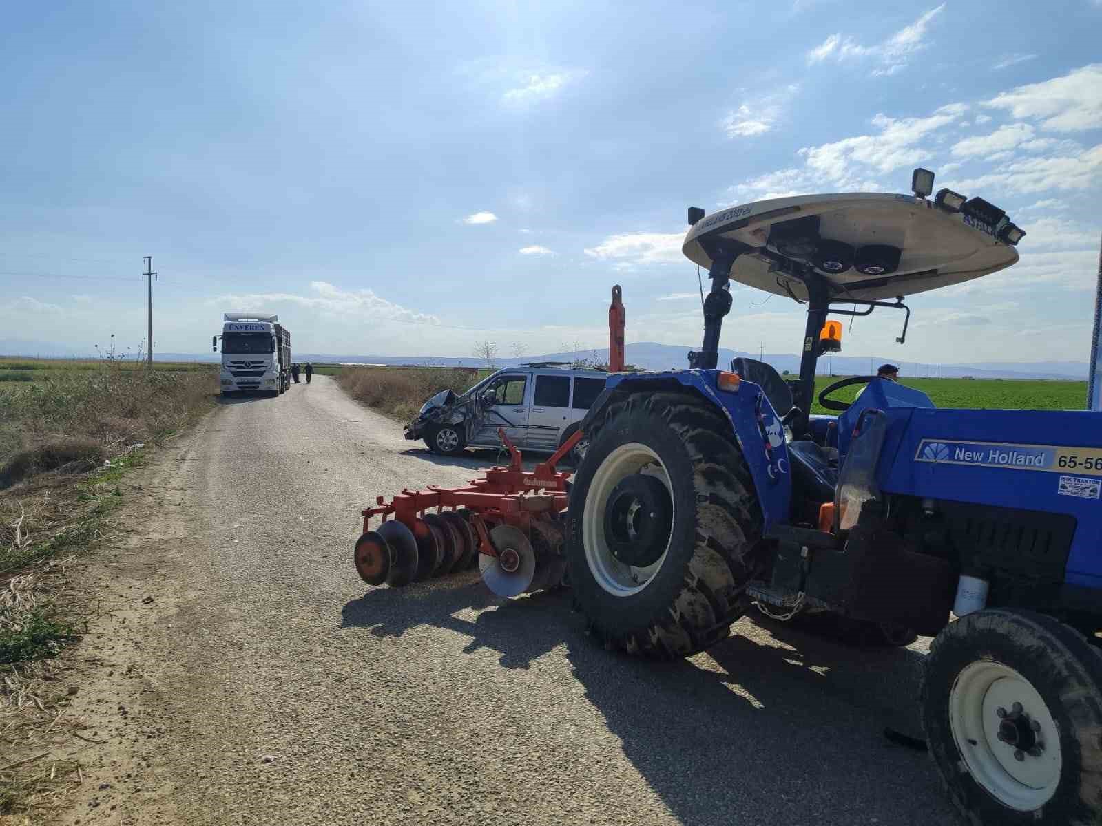 Afyonkarahisar'da Hafif Ticari Araç ile Traktör Çarpıştı, 3 Yaralı