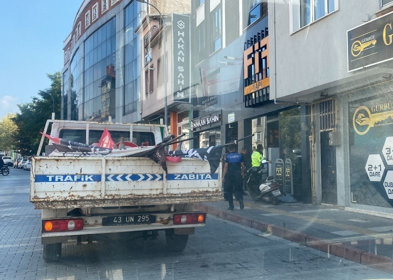 Tavşanlı'da Zabıta Trafik Ekipleri Engelleri Kaldırdı